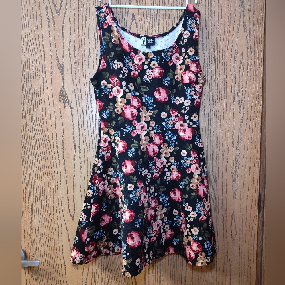 Vibe Floral Patterned Dress - Black and Red